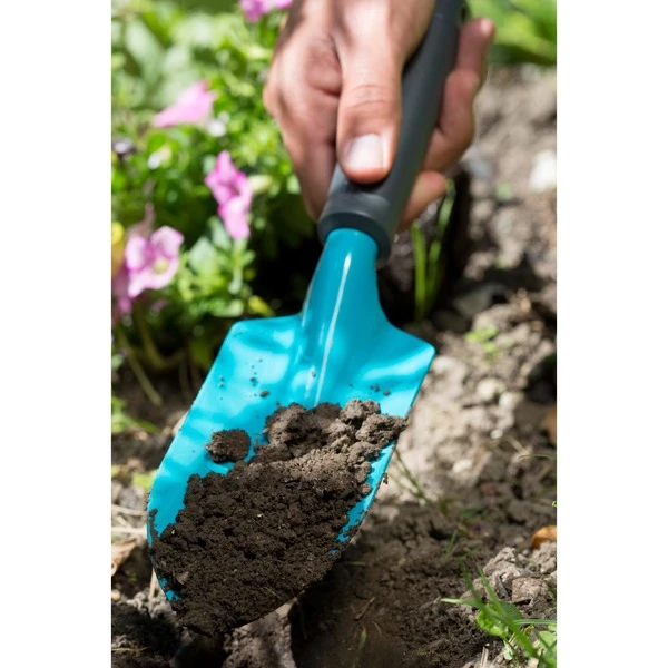 GARDENA Transplantoir Large Classic, Truelle (Turquoise/Noir, Garden Trowel, Duroplast, Acier, Noir, Bleu, Ergonomique, Poignée Antidérapante, 8 Cm) 5 GARDENA Transplantoir Large Classic, Truelle (Turquoise/Noir, Garden Trowel, Duroplast, Acier, Noir, Bleu, Ergonomique, Poignée Antidérapante, 8 Cm) – Image 3